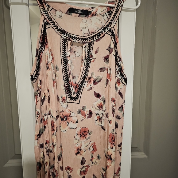 BKE Buckle pink flower top - Picture 4 of 4